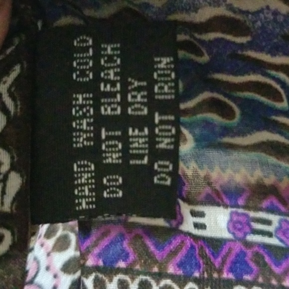 Paisley printed Large Women's Wrap Scarf. - Picture 12 of 13